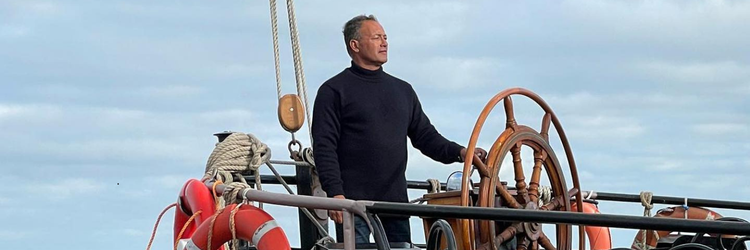 Schipper aan het roer van de Waterwolf