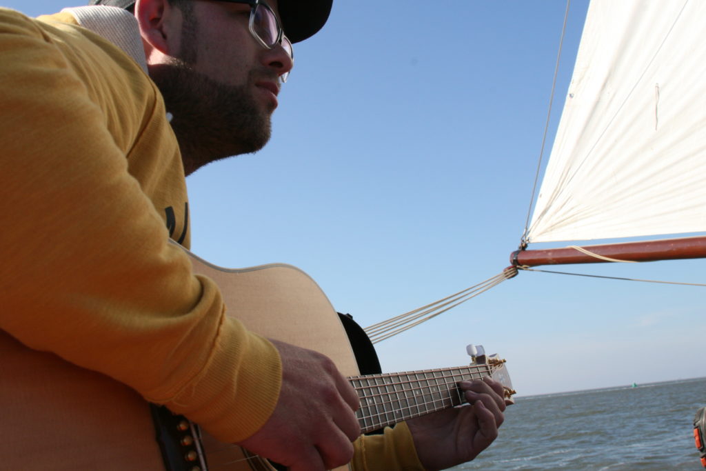 Blues muzikant treden op onderweg naar Terschelling op een authentiek zeilschip