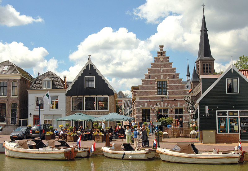Das Restaurant de Koperen vis liegt im Herzen von Monnickendam mit einer gemütlichen Terrasse direkt am Wasser.