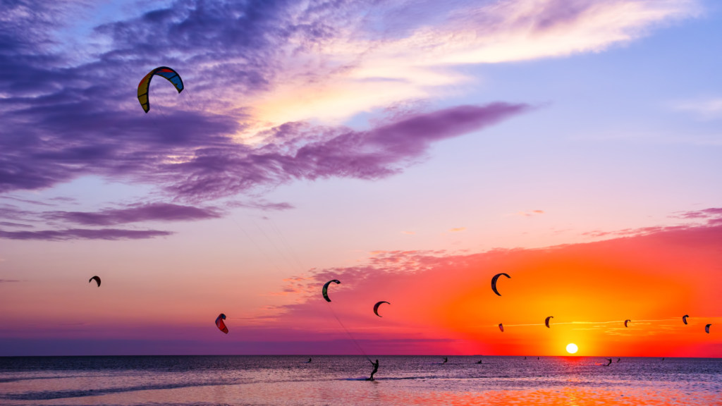 Kite surfen bij zonsondergang op Terschelling