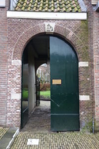 Das Tor, das den Zugang zu den Gärten des Waisenhauses im Zentrum von Hoorn ermöglicht