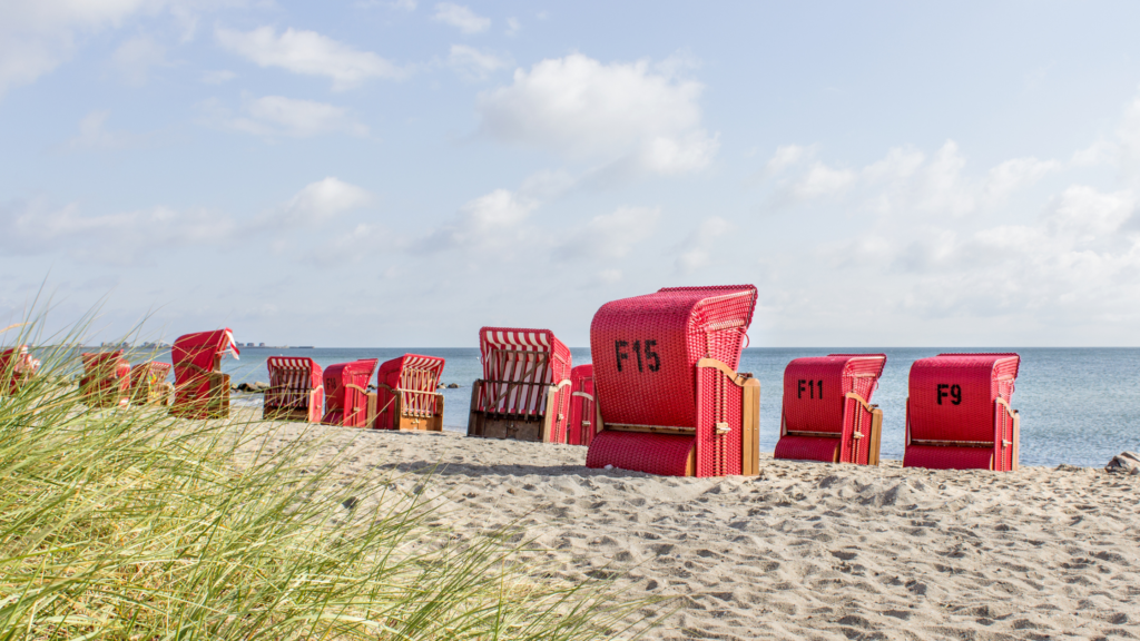 Loungen in ouderwetse strandstoelen op de Waddeneilanden