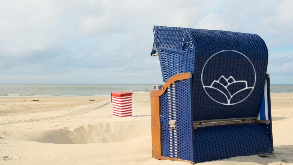 Ouderwetse strandstoelen aan de stranden van de Waddeneilanden.