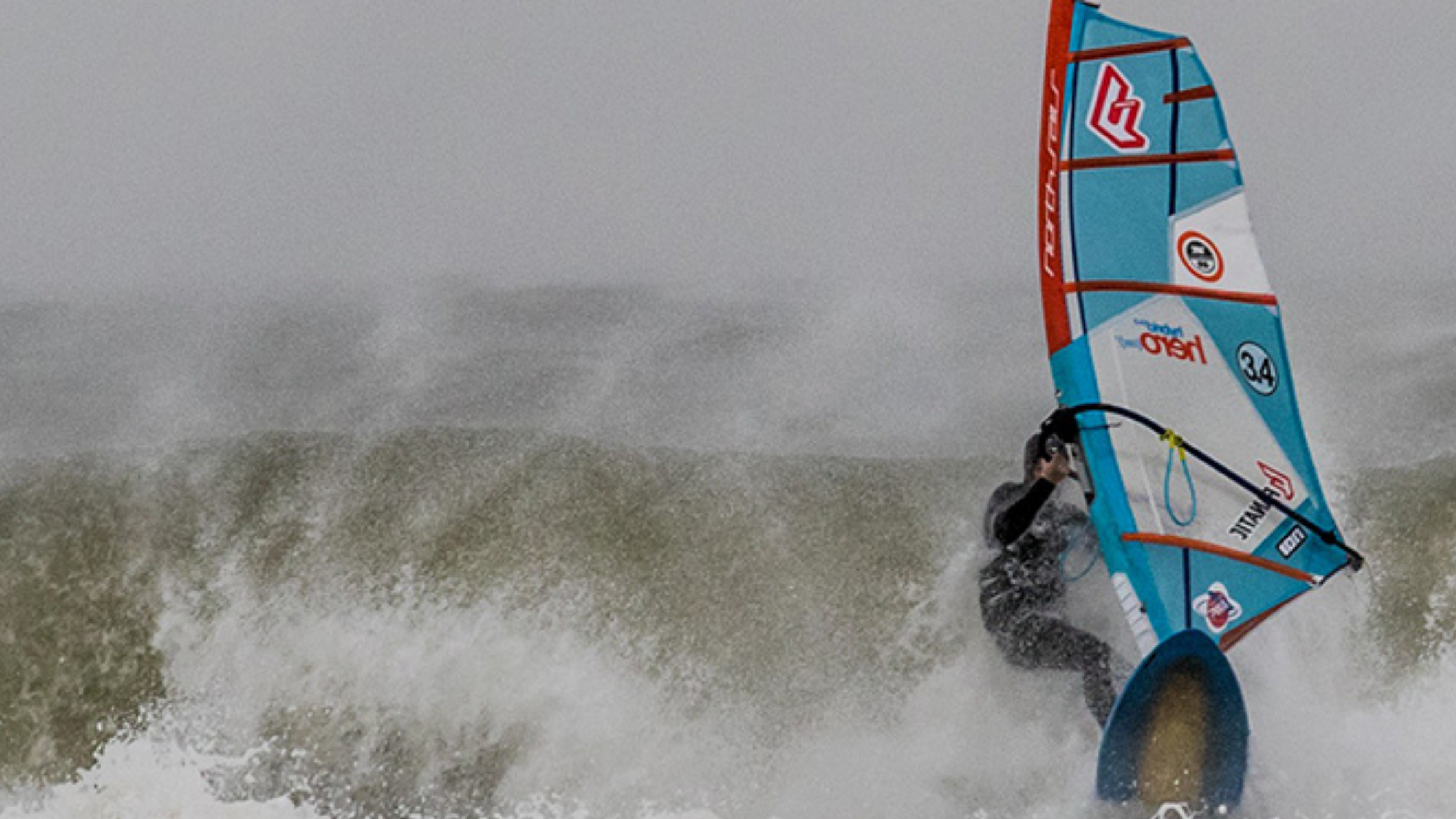 Windsurfen in den Niederlanden bei rauer See