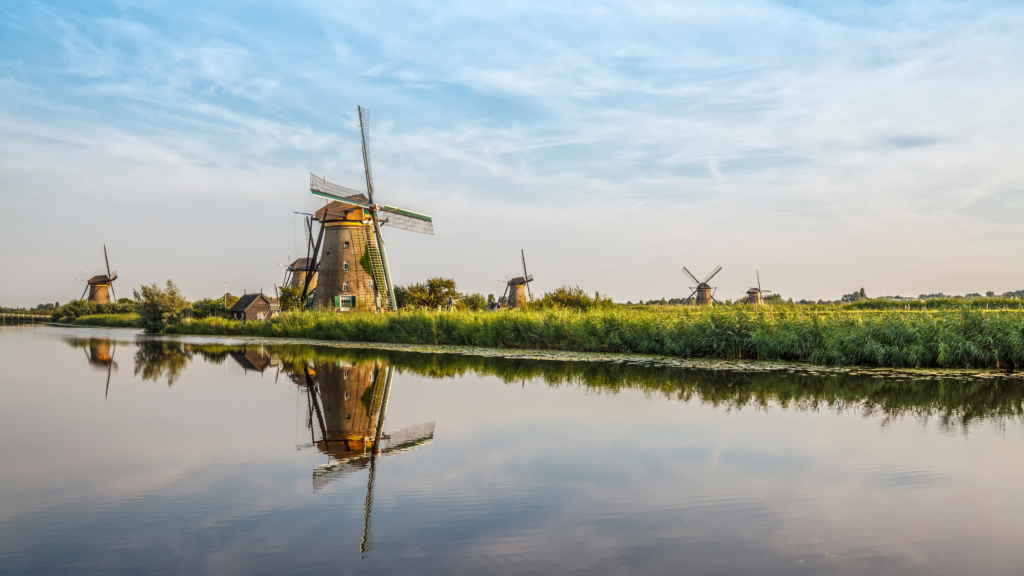 Zeil door typisch Nederlandse natuurgebieden met molens en prachtige herfst kleuren