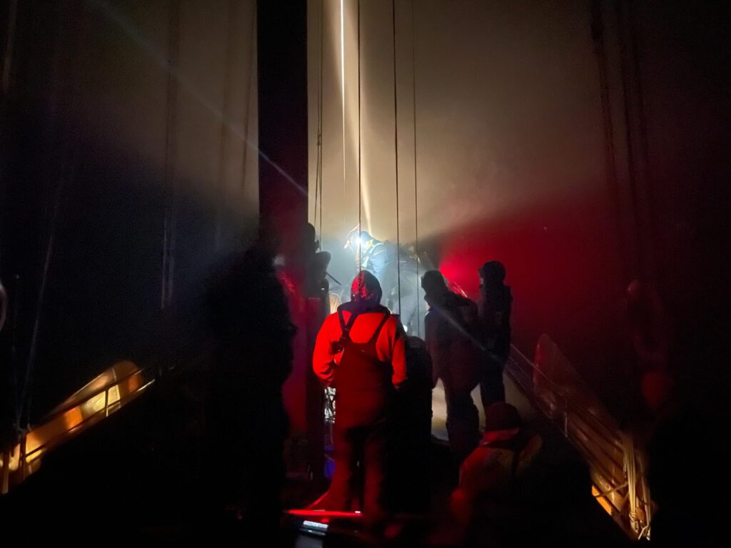 Slag in de rondte zeilwedstrijd bij nacht