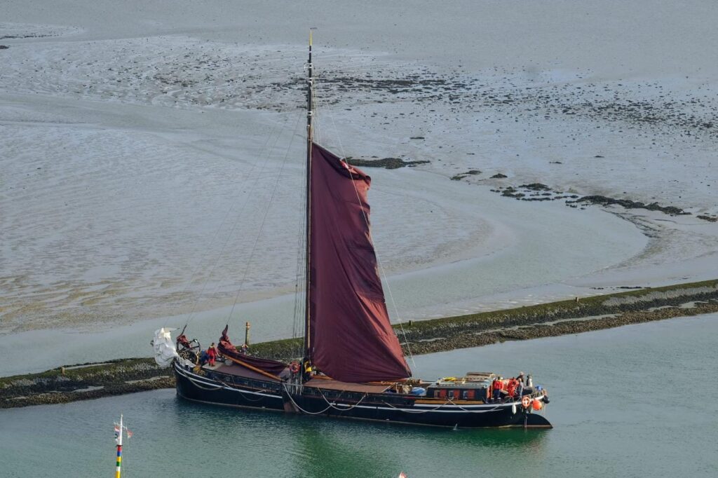 Zeilschip Ideaal in de haven van Terschelling