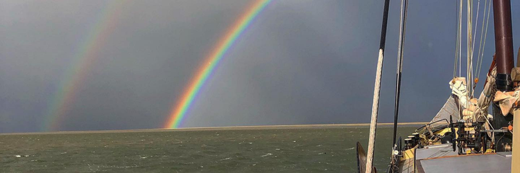 Regenboog tijdens een midweek zeilen in de herfst